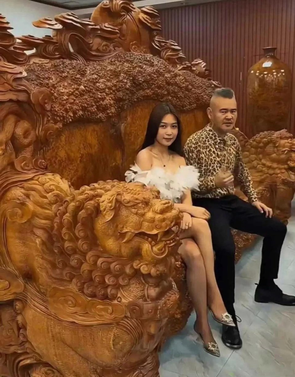 还得是有钱人，这个沙发比龙椅还霸气。