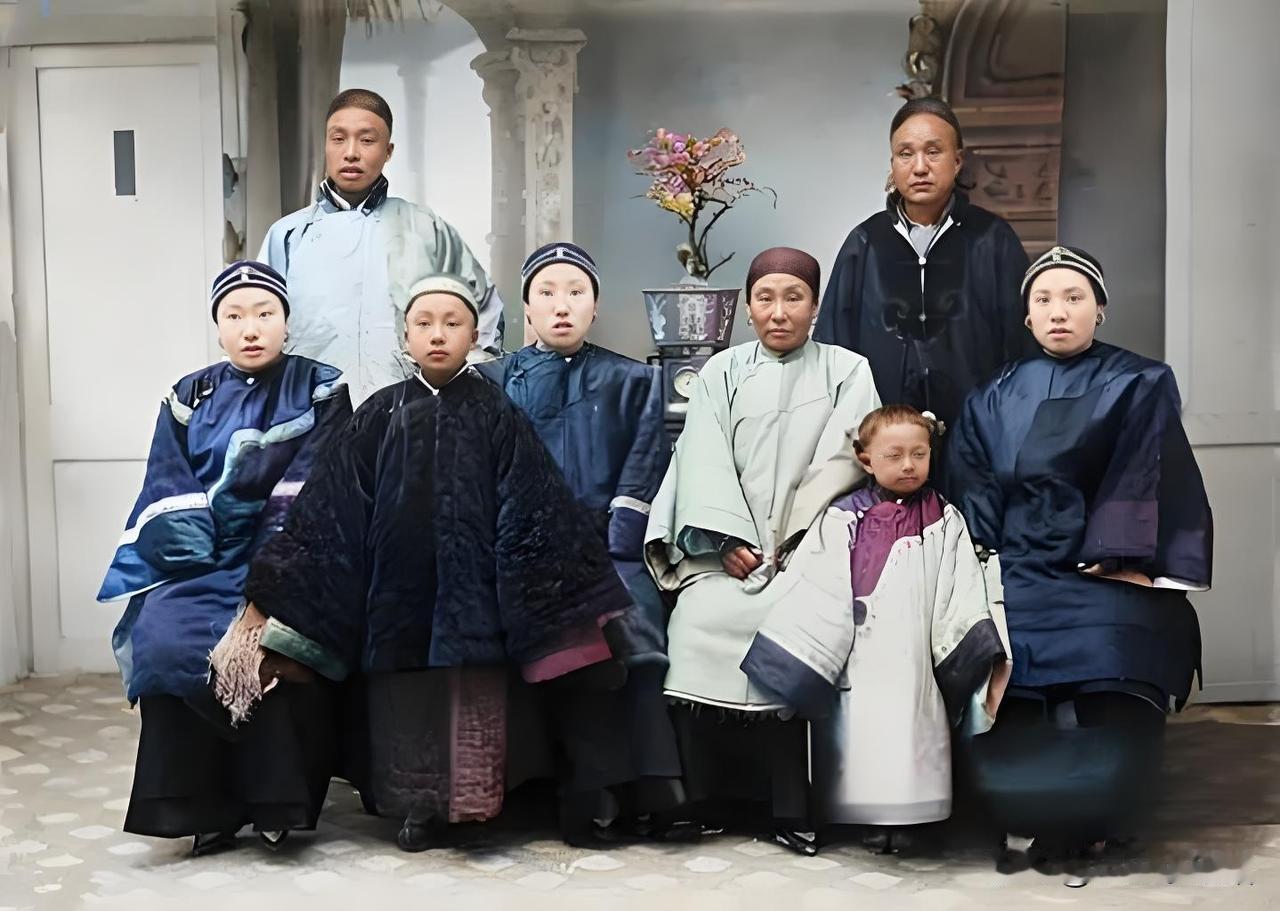 这张1870年代大户人家全家福透着老派宗族讲究：中间当家老太太身着绣工精细的厚实