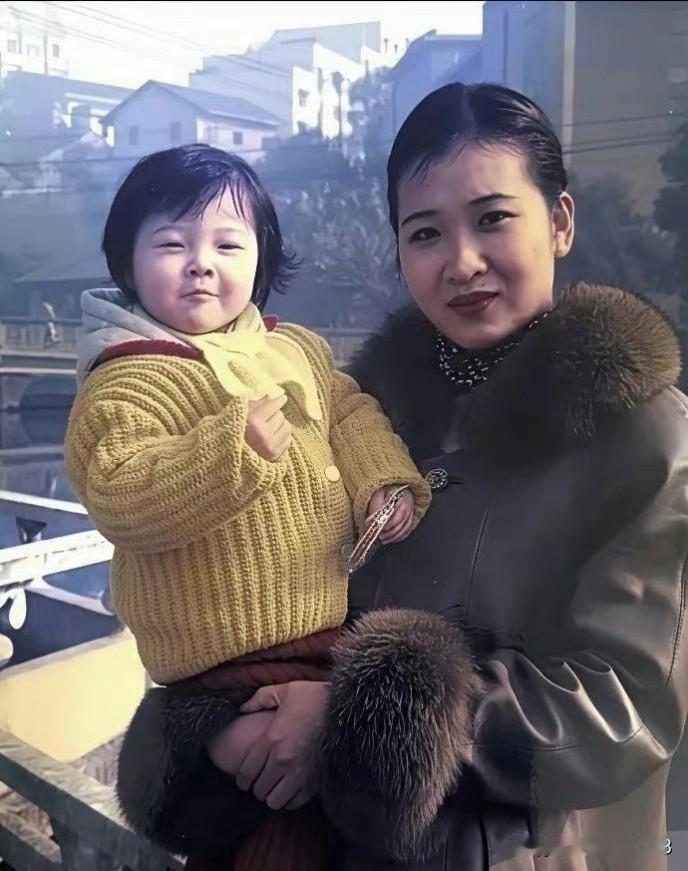 这是吴艳妮小时候和现在和妈妈的合影照片。感觉妈妈好有气质，就是一个岁月不败美