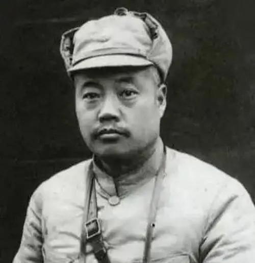 1937年，北平沦陷后，29军军长宋哲元的美貌姨太太落在了鬼子手里。她挺着个大肚