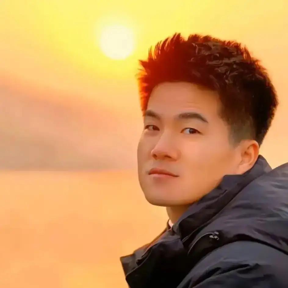 董宇辉把跨年夜包成公司年会，门票只写员工和家属名字，黄牛连影子都摸不到。31号