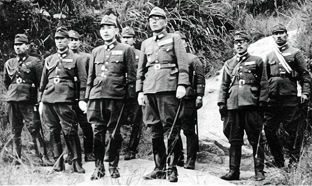 1945年8月，日酋天皇正式宣布决定投降，陆军大臣阿南惟几灰心丧气，支开了身边的