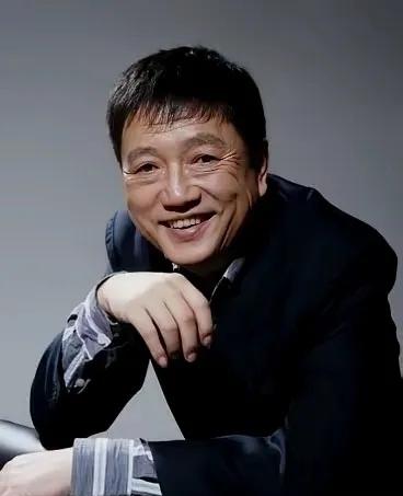演员秦焰去世了。他不是死于意外，也不是死于高龄，是因病离世。消息来得太突