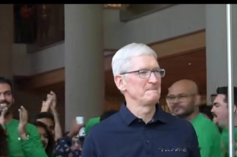 380亿天价罚单砸脸！苹果刚把部分产能搬到印度，就被一张天价反垄断罚单整懵了。这