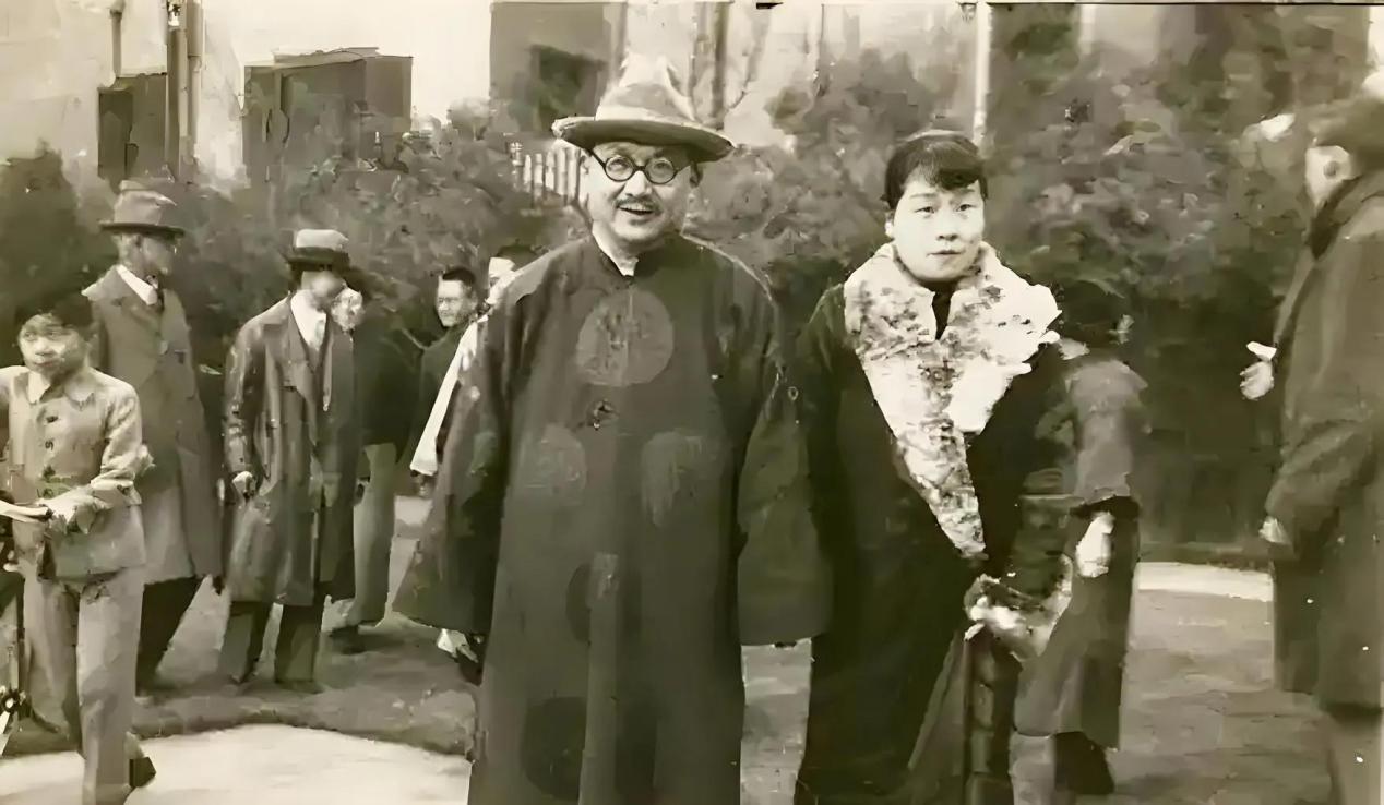 1967年8月的纽约病房里，孔祥熙握着宋霭龄的手，低声说出一句令人心碎的话：咱们