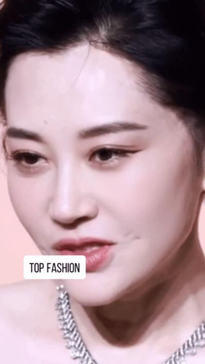 60后的许晴真的是“老妖精”啊！皮肤白皙光滑，身材饱满曲线十足，媚骨天生，可心态
