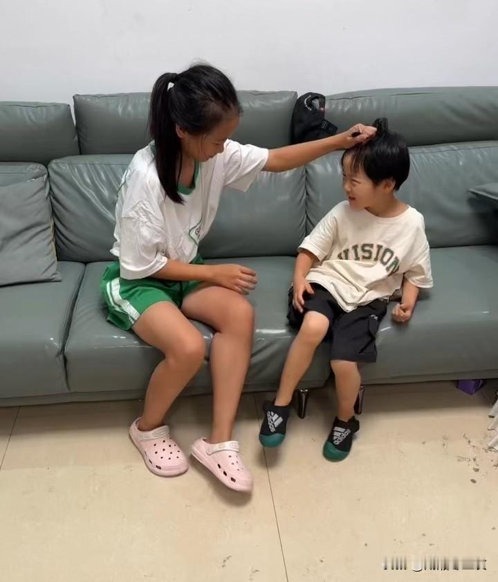 姐姐和弟弟吵架：一个比一个狠，让旁边的妈妈听得怀疑人生！隔壁邻居家，8岁姐姐