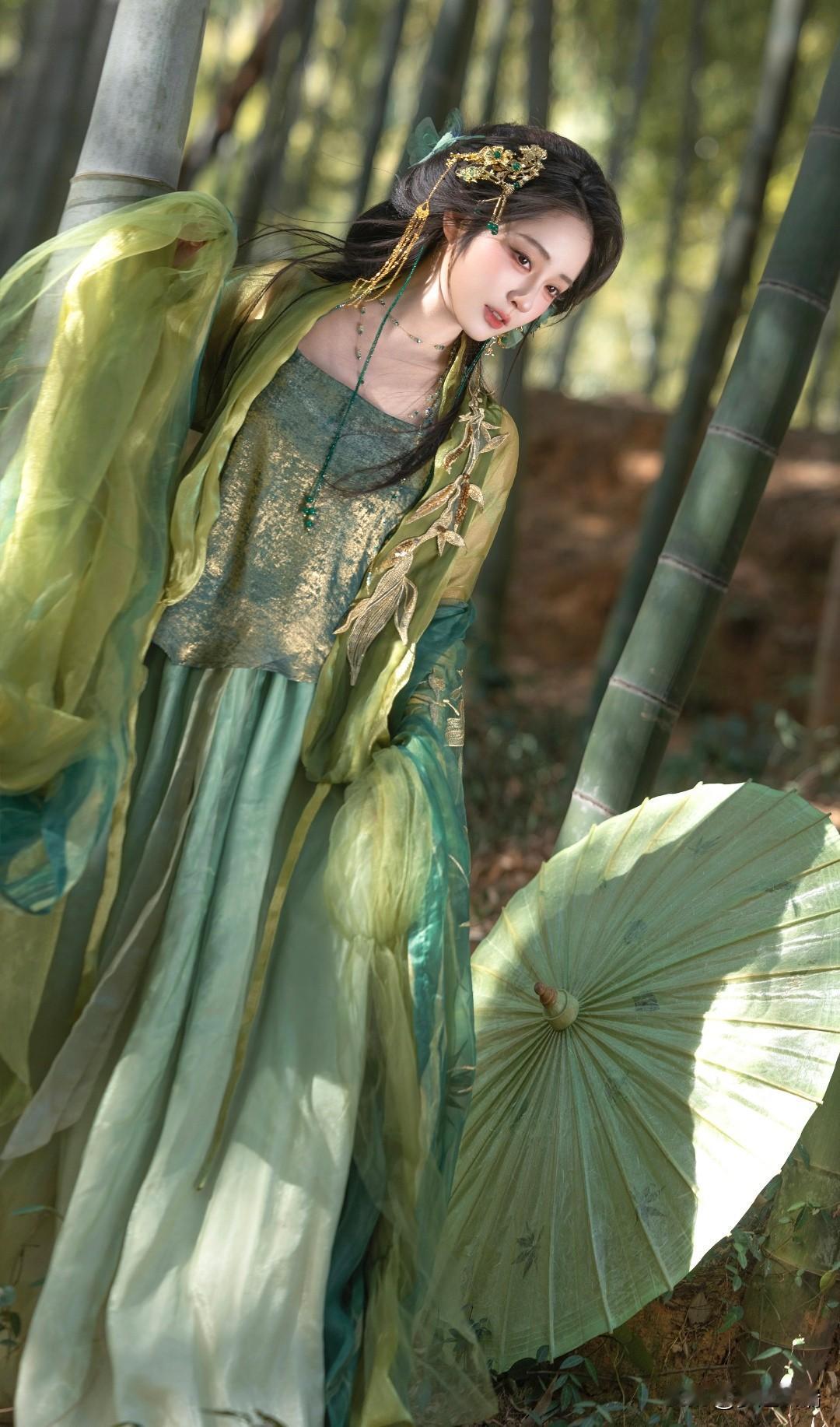 竹林仙子，绿衣飘飘，古风韵味十足！