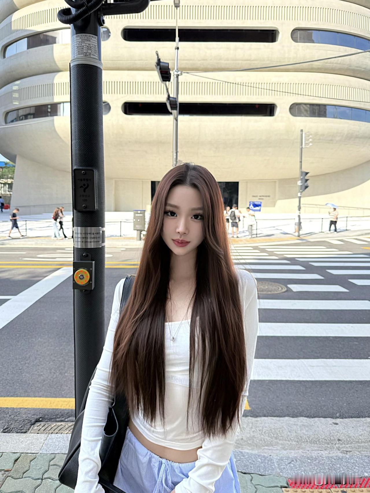 都市街头时尚少女，背景现代建筑，清新自然。