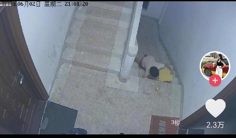今早看到一个孩子帮家长搬鸡蛋，走楼梯的时候摔倒了，鸡蛋也撒了，很多人猜他妈妈会不