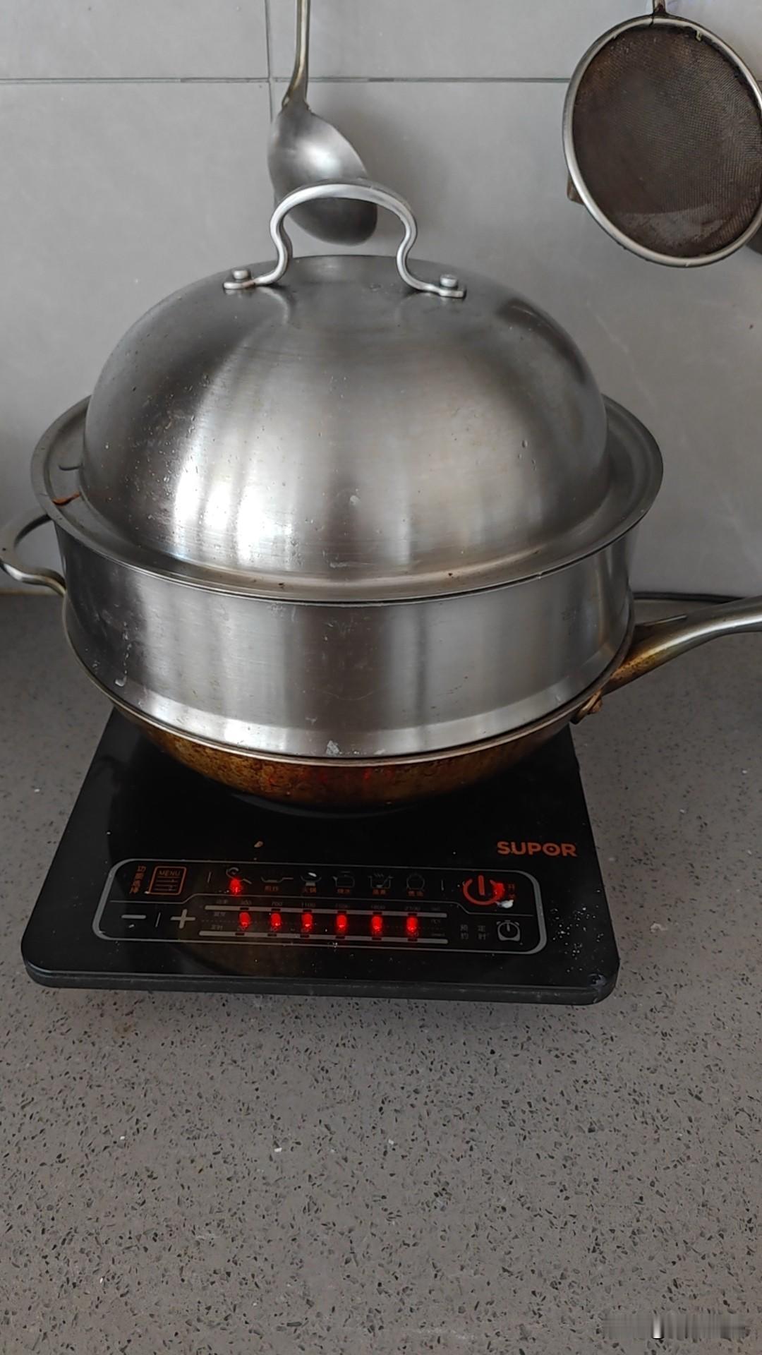 我发现现在的人，越来越讨厌过年了。尤其是像我们这样上有老，下有小的中年人。一