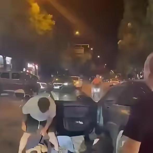 《我老婆你也敢睡？》5月杭州城西老街，下午四点。一辆歪斜的银灰色轿车里，藏着