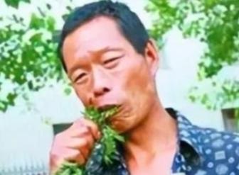 一重庆男子吃草上瘾，34年吃了40吨草，闻到肉味就想吐，每天就靠吃草充饥，身体非