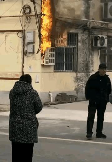 很多人觉得这几位行人面对火灾发生，显得异常冷漠，于是纷纷指责这种袖手旁观的行为，