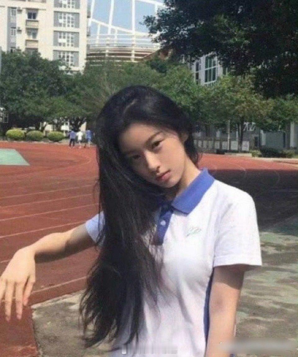 高中的包上恩就已经是一个妥妥的大美人了​​​
