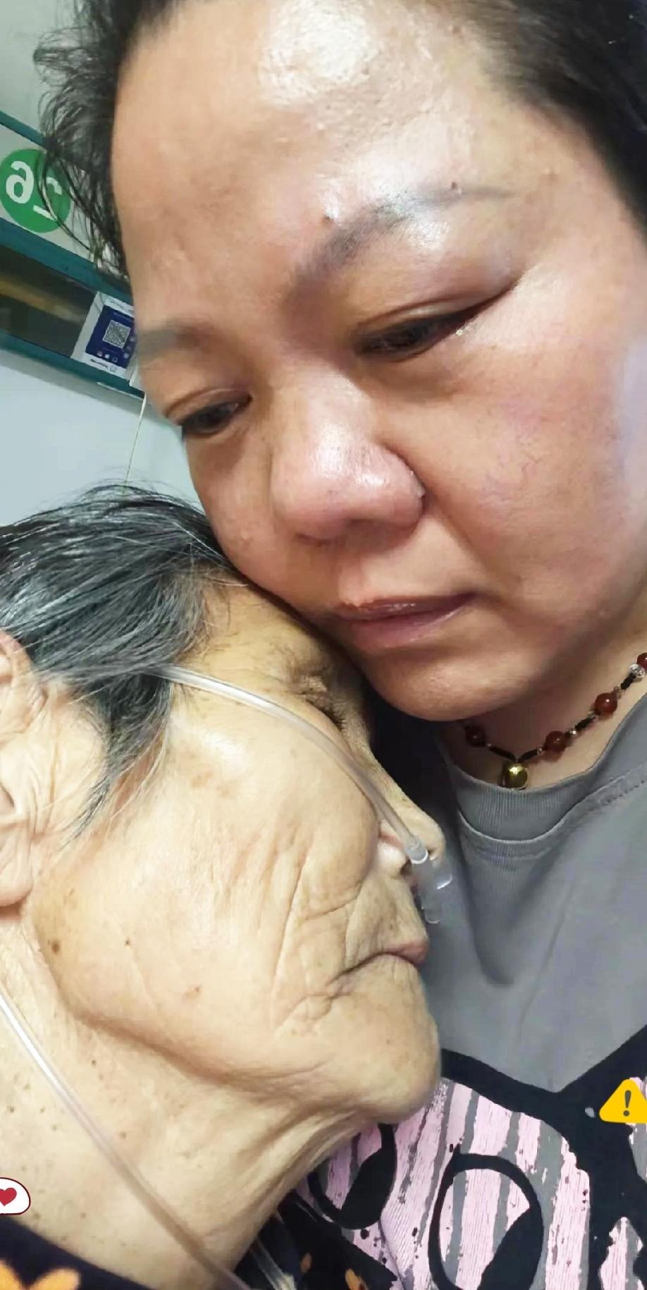 揪心的痛母亲在女儿家住8年病危已经奄奄一息了“提出要落叶归根”生死都让女儿