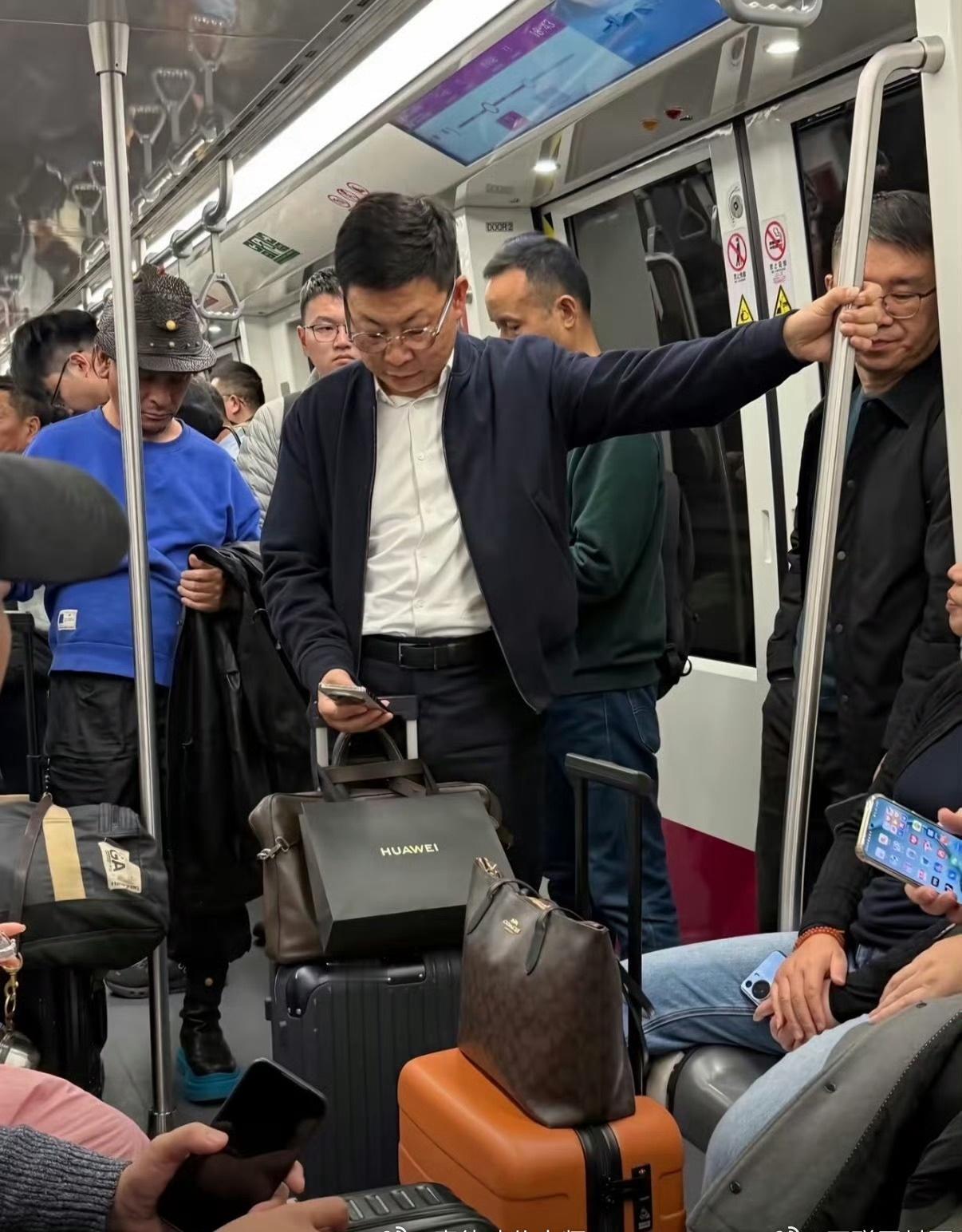 余承东坐地铁被网友拍到。有网友说是机场内部接驳线，让豆包分析是余承东所处的是深圳