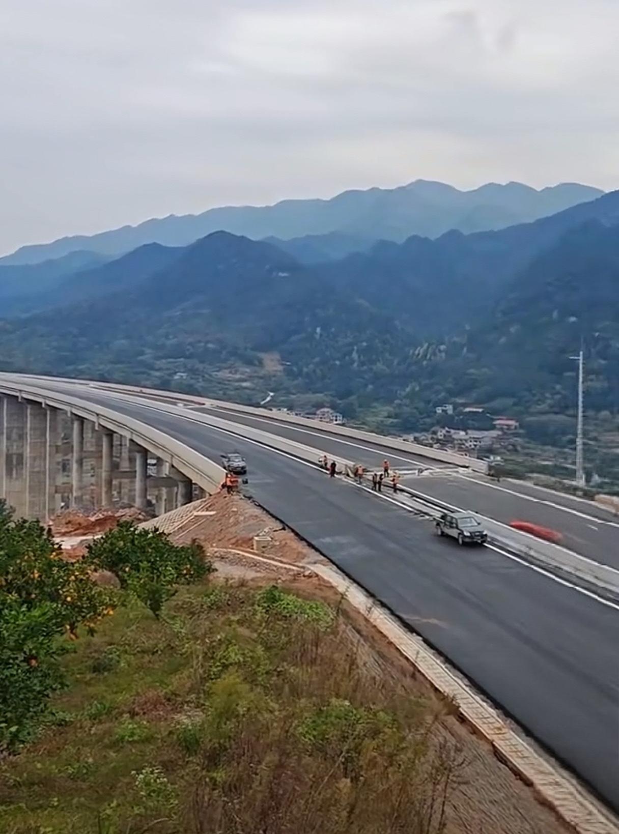 建设高速公路的投资真大啊！