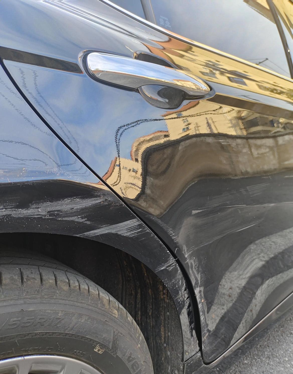 右转弯转太急了，挂到墙角，把车门后面这一块刮凹进去一块，这个弄一下大概要多少钱？