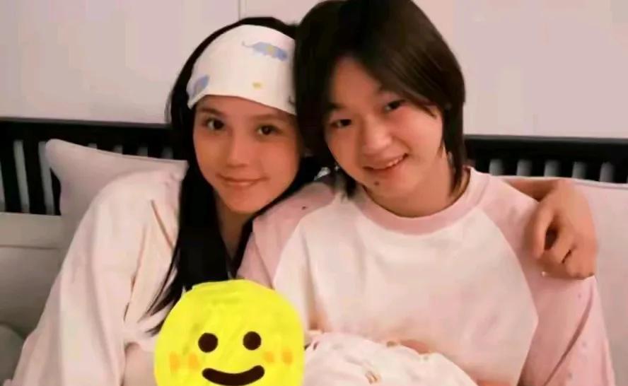 全红婵和谢思埸一家三口人合影，谢思埸妻子真漂亮，小宝宝小脚丫好可爱，画面很美好吖