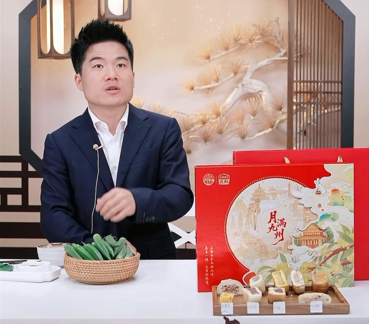 与辉同行定制的60万盒月饼已售罄董宇辉说他想做100万单的，被否决了[笑着哭]
