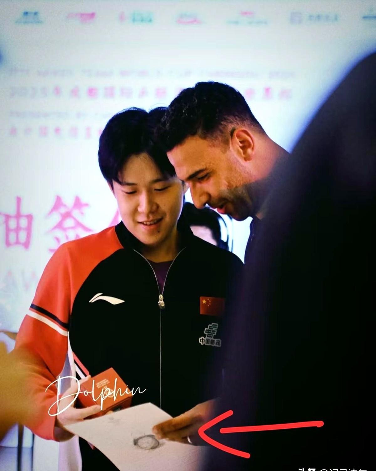 总算看明白了，原来抽签仪式上大头一直在画画。那幅画虽然还没彻底完工，但看着水