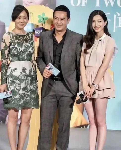 二位女神中间这位男神是谁？看上去男神有点驼背