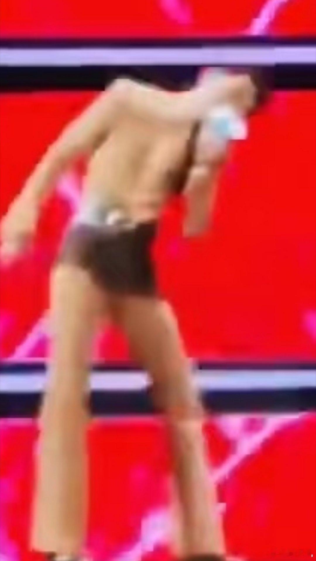 谁去通知萧敬腾一下，开演唱会不要穿肉色，远远看去仿佛只穿个裤头就跑出来了但是你别