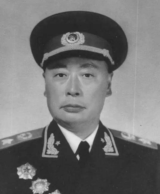1934年秋天，江西云石山，一间简陋医院里灯火通明，周恩来低声和陈毅交谈，他坐在