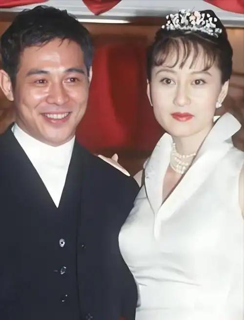 李连杰与利智的新婚当天，李连杰为利智还清所有债款，却未换来利智一个笑容。 从