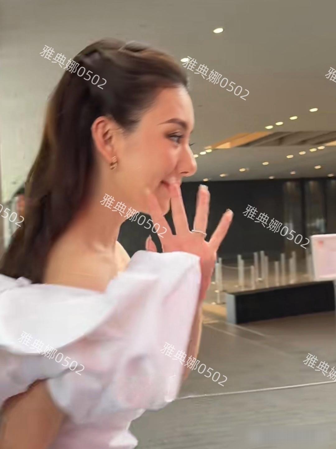 香港西九龙偶遇郭富城的老婆方媛，本人长得是真漂亮容貌和打扮不输明星，就是个子太矮