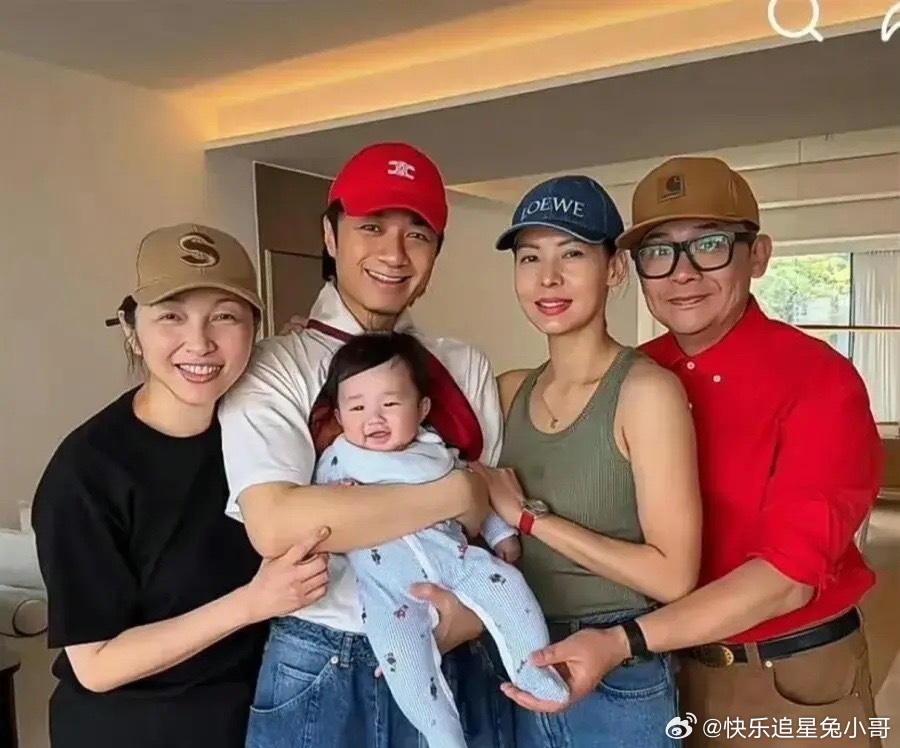 古巨基跟妻子老来得子，二胎儿子出生时妻子已经58岁，两个儿子如复制粘贴都很帅气