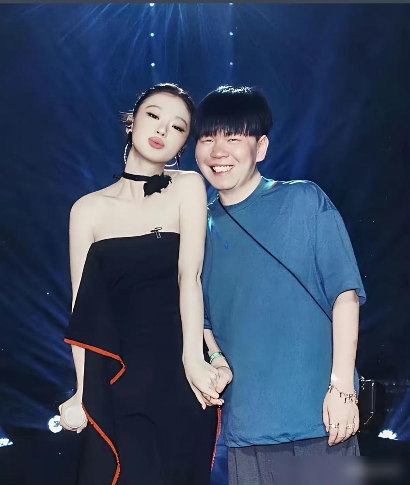 单依纯被常石磊“拿捏”了？李荣浩一句质问，扯开了音乐圈的遮羞布。李荣浩这次公