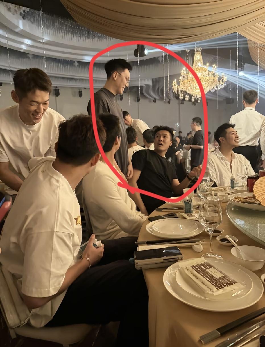 广东宏远球员人缘挺好，浙江稠州球员吴前在老家温州结婚，胡明轩和前宏远球员黄荣奇都