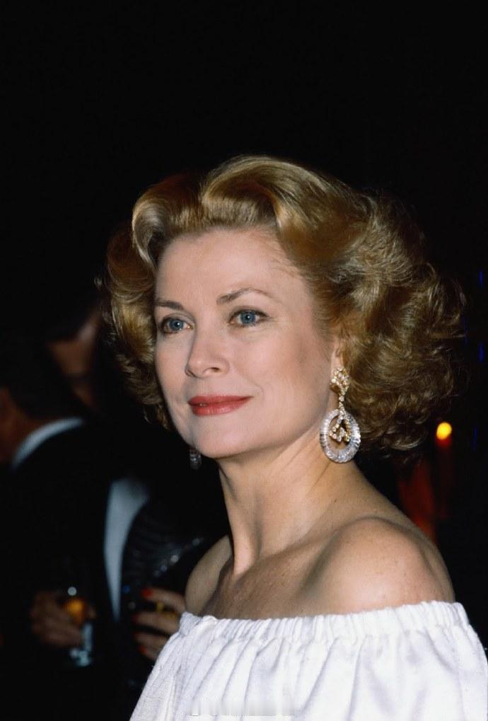 曾属于摩纳哥王妃格蕾丝的耳环和胸针，配套设计，都是环形白水晶加上黄金和钻石的装饰