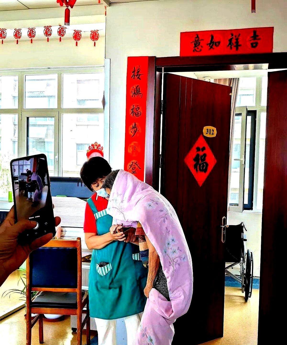 昨天去养老院看老妈，听到护工在外边说：