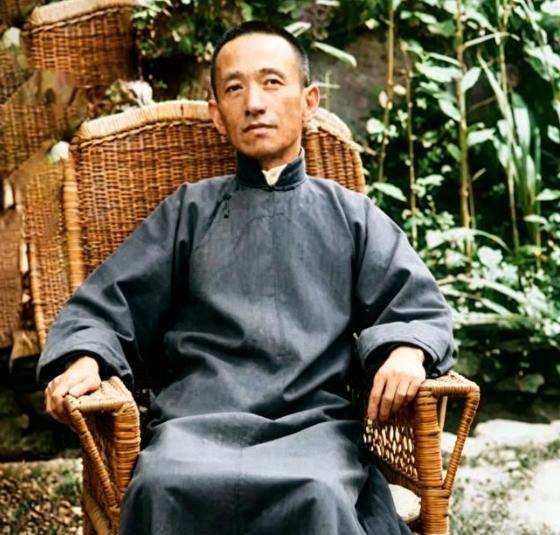 1948年11月12日凌晨，南京湖南路508号陈公馆，58岁的陈布雷吞下一整瓶安