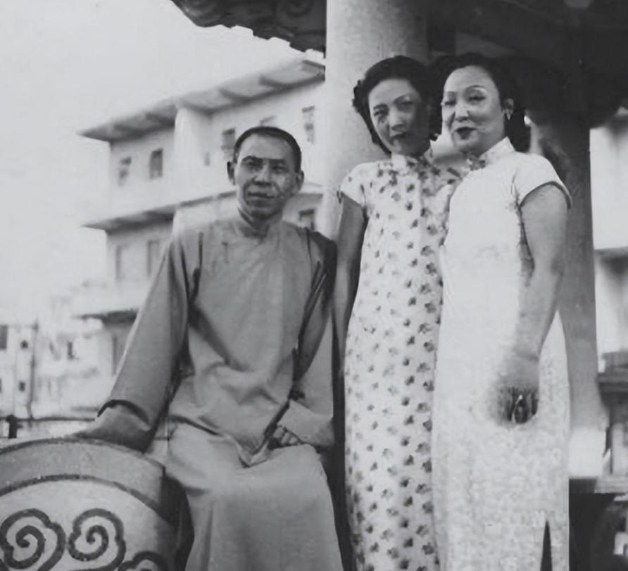 1937年，孟小冬去看望闺蜜姚玉兰，夜里与她同床而睡。谁料，闺蜜趁她睡熟溜出去，