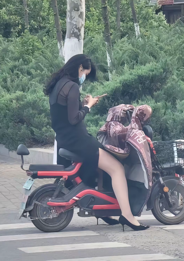 虽然看不清脸，但是感觉差不多有个40+了吧