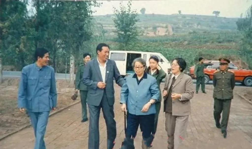 1982年，已经64岁的浦安修来到山西考察，重温和彭老总的峥嵘岁月“这窑洞还认