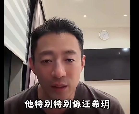 52岁，又当爹了。镜头前他抱着那个小不点儿，胳膊有点僵。看了半天，突然冒