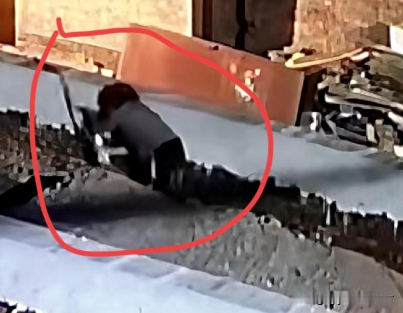 男子回村盖房子，晚上十点多查监控！他突然发现，一个女子偷偷往他家的，宅基地里放剪