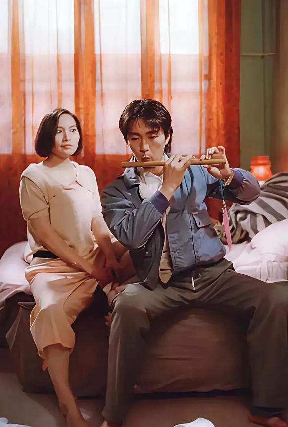 这是周星驰哪部作品，看起来周星驰真的多才多艺，还会吹笛子。周星驰曾经也是搞笑电