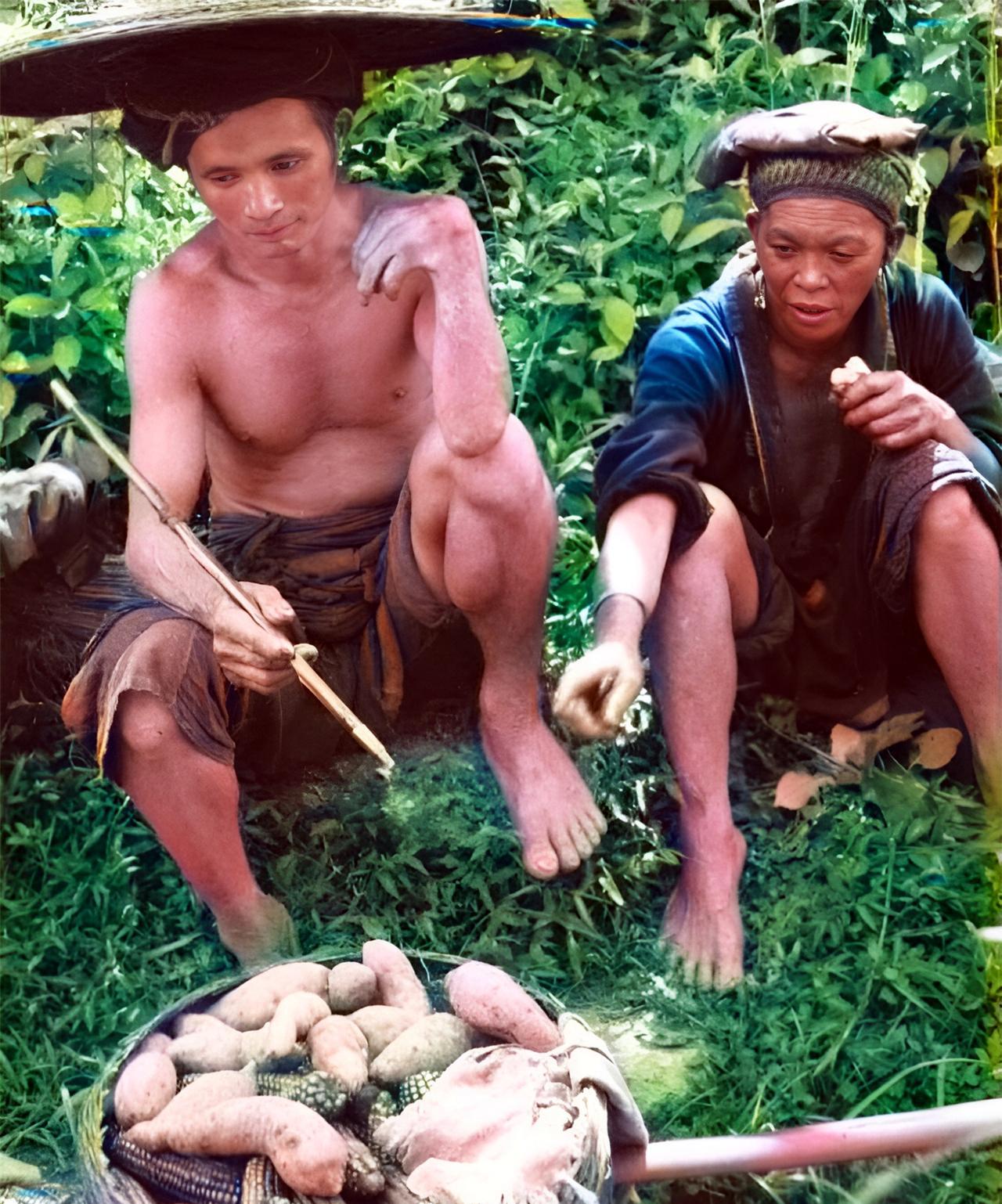 这是1931年广西平南罗香两位农民在田间地头休息。男子戴着超宽檐斗笠。这样的大斗