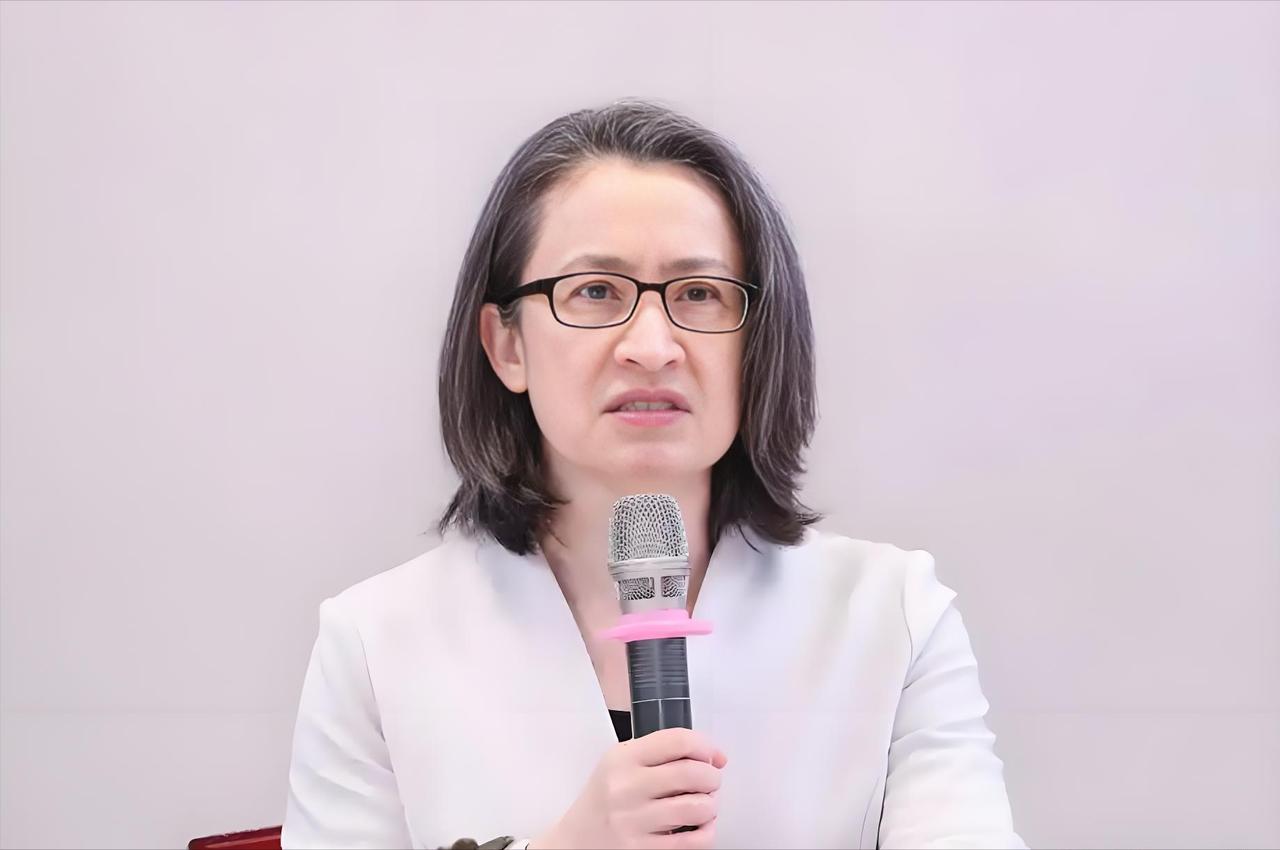 关掉定位、改道绕远、晚点十二分钟，萧美琴返台航班上演“隐身大逃亡”，一趟“做贼式