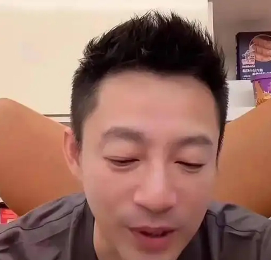 汪小菲现在心里怕是有点堵。不是因为麻六记销量下滑，也不是直播翻车，而是7岁