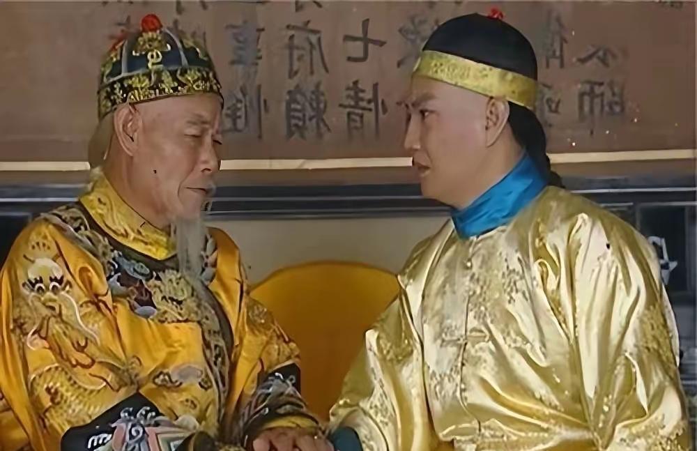 乾隆刚咽气，嘉庆就盯着后宫那九位庶母的名单发呆。太监总管颤巍巍地问：“陛下，要不