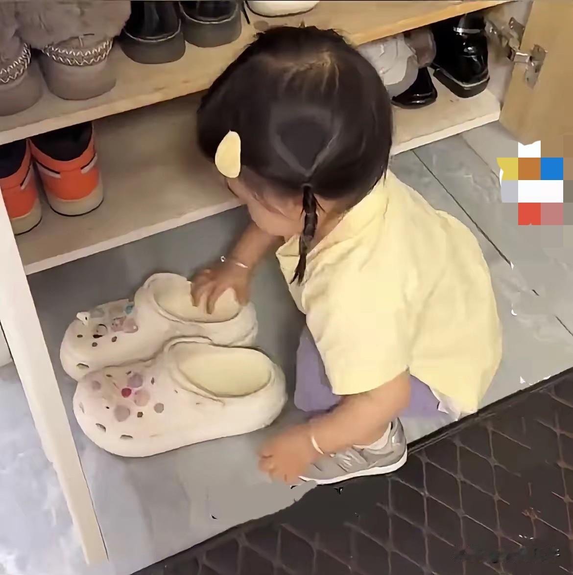 房间里，两岁的小女孩自己乖乖在一旁玩，特别可爱，妈妈突然随口问了一句：“妈妈问你