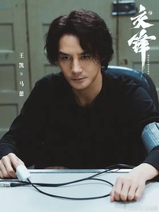 《交锋》这剧我真是越看越无语。林看山跟金丽娜睡了，春晓和锦兰也亲上了。谍战剧呢？