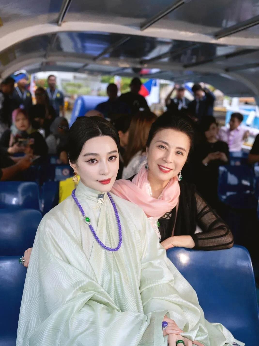 天呐！范冰冰和她妈妈这合照也太好看了吧！妈妈气质真好，笑起来又温柔又优雅，跟范冰